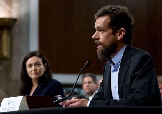 Jack Dorsey（图右）和Facebook COO 桑德伯格（图左）在2018年时接受美国国会关于外国势力是否影响社交媒体的质询