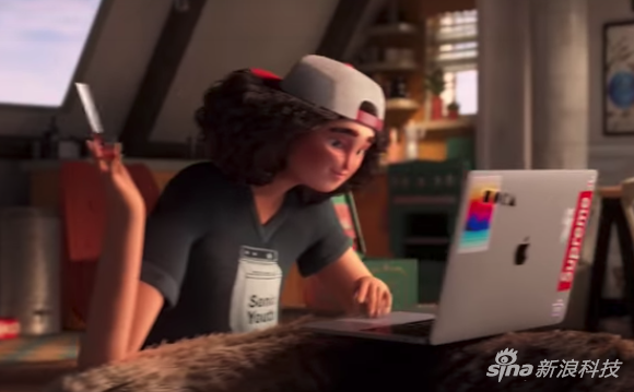 影片中主人公使用MacBook进行创作