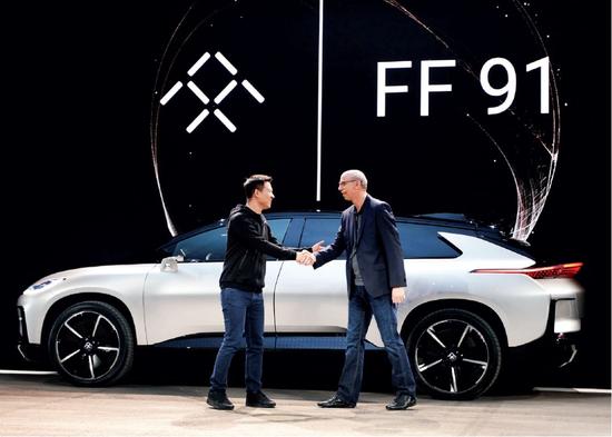 2017年1月3日,贾跃亭(左)在美国拉斯韦加斯出席“法拉第未来”FF91电动车的发布会。图/视觉中国
