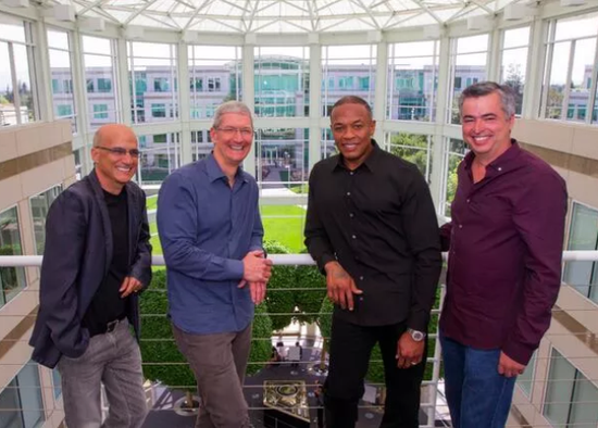 (Beats CEO Jimmy Iovine、蘋果CEO 庫克、Dr. Dre和蘋果高級副總裁Eddy Cue)