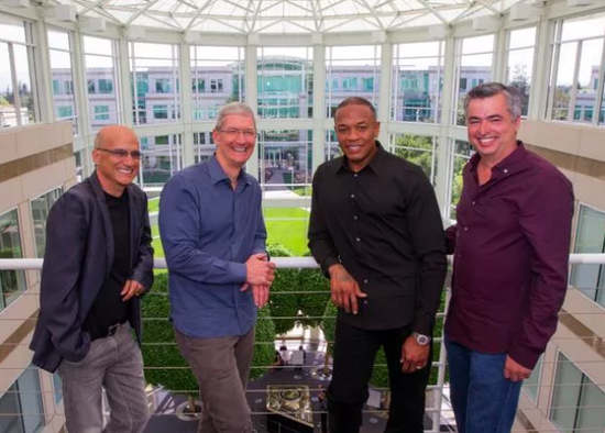 （Beats  CEO Jimmy Iovine、苹果CEO 库克、Dr. Dre和苹果高级副总裁Eddy Cue）