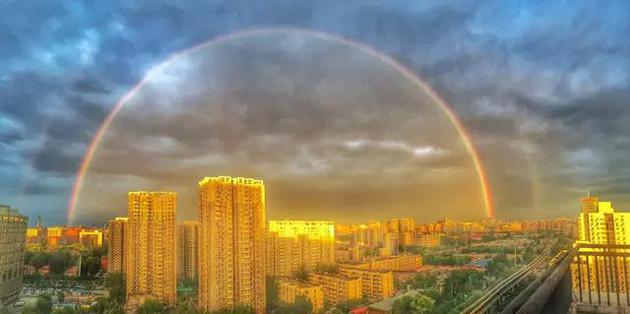 许灿在华清嘉园阳台上拍下的彩虹