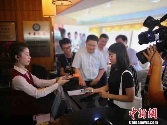 全国首张区块链电子发票10日在深圳实现落地 陈文 摄