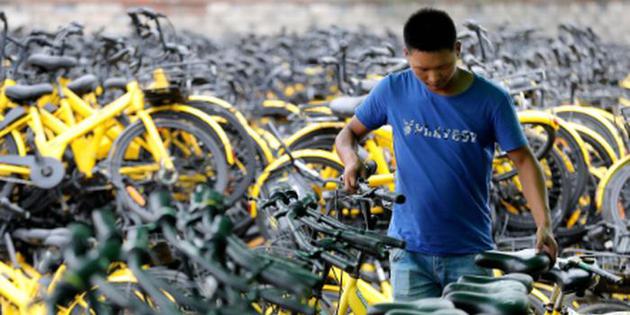 在杭州中诸葛路，4万辆回收的ofo单车停放在场地上。  视觉中国
