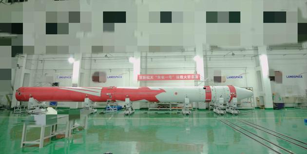 中国首枚民营自主研发运载火箭“朱雀一号”总装完毕