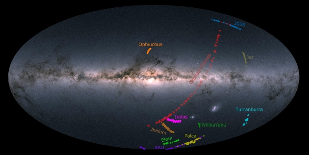 图为12条星流在天空中所处的位置。背景为欧空局盖亚任务绘制的银河系星图。由于英澳望远镜位于南半球，此次研究只能观测到南半球夜空中的星流。