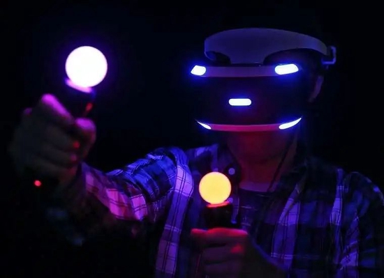 一名参观者在电脑前测试一副索尼公司新推出的“墨菲斯计划”3D虚拟现实眼镜