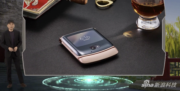 摩托罗拉razr 5G发布:号称折叠无折痕 售价12499元
