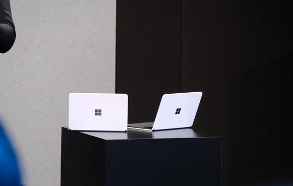 微软专门为这款双屏设备定制了Windows 10系统
