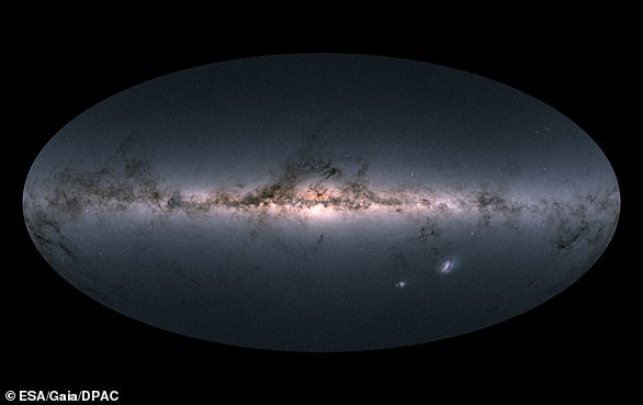 盖亚任务对我们的银河系及其邻近星系的全天空观测图示,包含了对近17亿颗恒星的测量结果。这张地图显示了该任务在2014年7月至2016年5月观测到的天空各部分恒星的总亮度和颜色。较亮的区域表示特别明亮的恒星,其密度更大,较暗的区域则表示天空中明亮恒星较少的区域。图中的颜色是通过将天空中每一小块区域的光总量,与盖亚任务记录的蓝色和红色光总量相结合得到的。