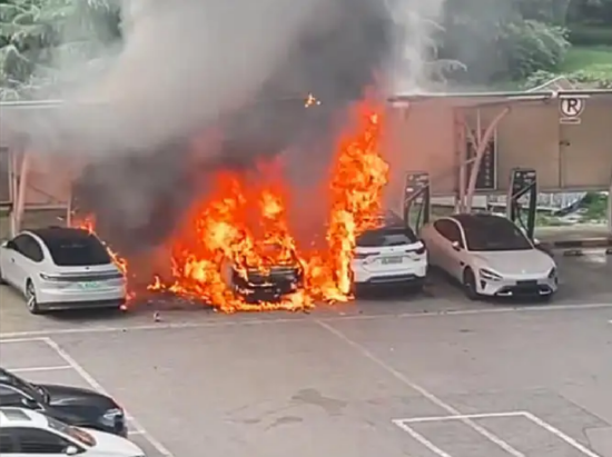 上汽荣威行驶途中自燃! 曾宣传“让灭火器失业”,消防认定“不排除发动机故障”