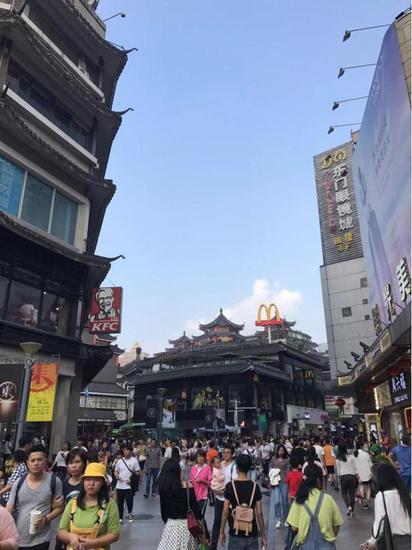 ▲去年11月,东门步行街人气高涨