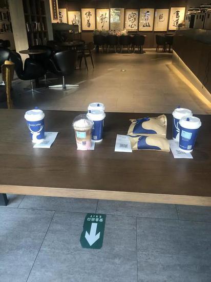 瑞幸咖啡冯唐主题店