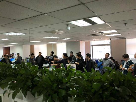 ▲员工与用户一同诉苦,民警在尽力缓和气氛