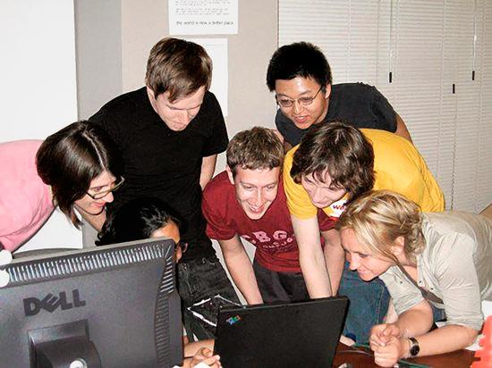 2006年,扎克伯格和Facebook员工