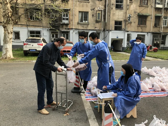疫情期间，王德福在居住的武汉某小区当志愿者，在小区分菜。图片来源：王德福