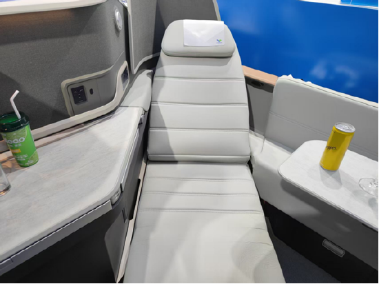 C919商务舱零重力座椅亮相进博会