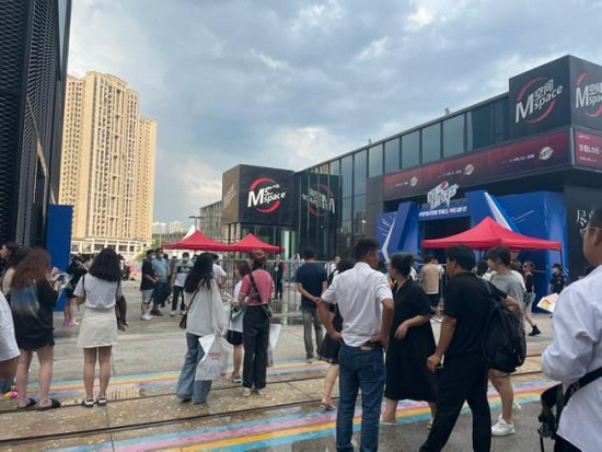 张清岚到达现场不久，黄牛便主动上前搭讪