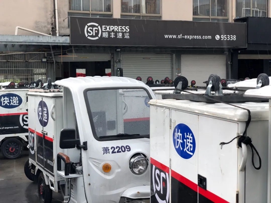 杭州一处顺丰网点门口停满了快递车