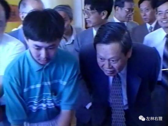 王小川向杨振宁讲解中