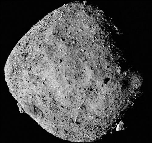 这张小行星贝努的图片由12张图片拼接而成,为冥王号飞船2018年12月2日在距离小行星24公里的位置拍摄。 图片来源:NASA