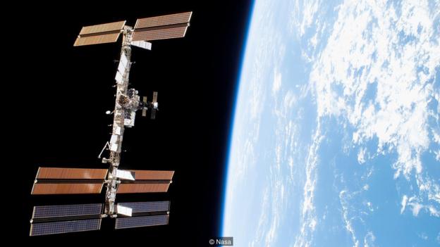 当国际空间站的太阳能电池阵列被调整成合适的角度反射太阳光时，我们偶尔可以看到它在夜空中划过