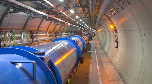 大型强子对撞机是世界上最大的粒子加速器设施，主要部分是位于法国和瑞士边界地下长度达27公里的圆形隧道。