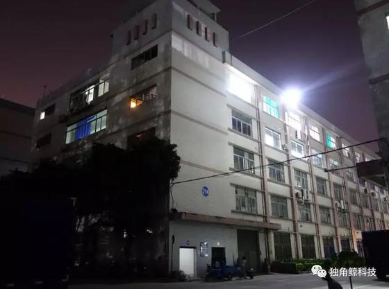 ▲晚上，园区只有2栋五楼的灯始终明亮。