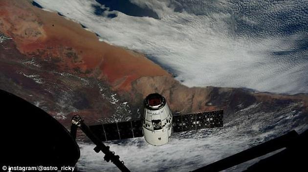 阿诺德此前还发布过从太空中拍摄的纳米比亚、澳大利亚和旧金山照片，以及在微重力环境中的自拍照。最近他还发表了一张SpaceX公司的龙飞船与猎鹰九号火箭分离后的照片。