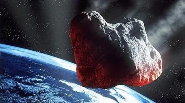 图中是艺术家描绘的小行星碰撞地球，目前，美国宇航局已更新了偏移危险近地小行星的计划，但是这些计划与灾难大片《世界末日》中个人英雄主义的拯救地球计划并不相同。