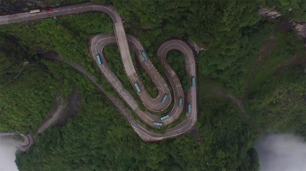 俯瞰天门山盘山天险