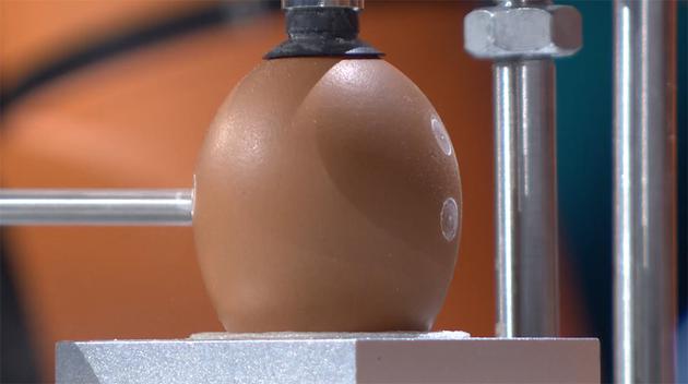 机械臂挑战在0.2毫米的生鸡蛋上钻孔不破