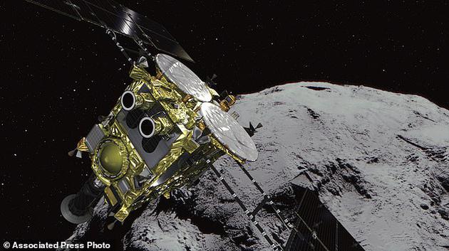 日本宇宙航空研究开发机构(JAXA)官员表示,“隼鸟2号”探测器现已成功抵达距离龙宫小行星12英里处观测位置。在接下来的一年半时间里,“隼鸟2号”将尝试3次短暂的接触着落,收集小行星样本。如果采集样本和返程之旅都非常成功,龙宫小行星样本物质将提供重要线索,揭晓太阳系诞生和地球生命起源之谜。