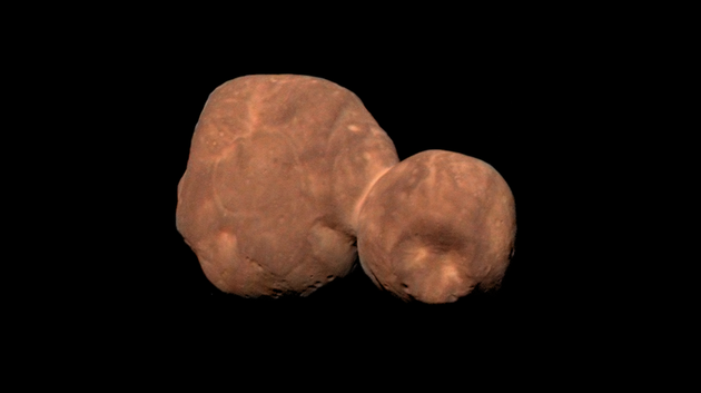 Arrokoth小行星是太阳系中最古老的遗迹之一，其形状不规则，颜色偏红，温度极低