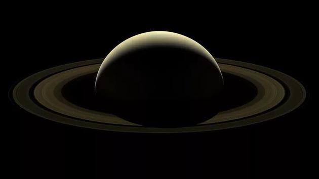 在完整图片中,我们可以看到土星的三颗卫星:土卫一(位于土星环上方)、土卫十(正好位于土星环边缘)、和土卫三(图片下方)。