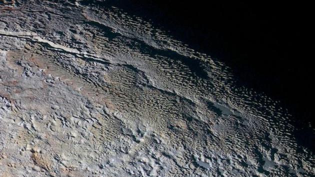 冥王星上奇特的“蛇皮”地形,科学家们认为这些可能是崎岖的冰面物质,而非沙丘