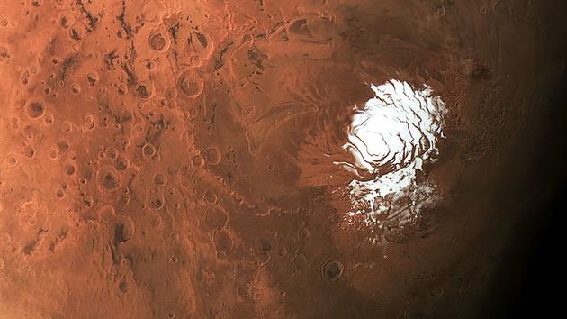 在火星的两极地区，巨大的极冠中蕴藏着巨量的水体
