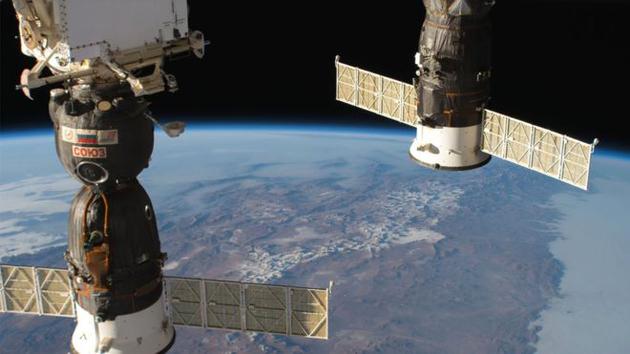 今年6月，俄罗斯联盟号飞船（左）将3名宇航员送上国际空间站。