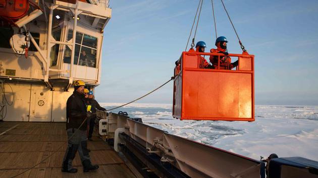 由于破冰船四周的海冰不断开裂、破碎，上船和下船变得十分困难。