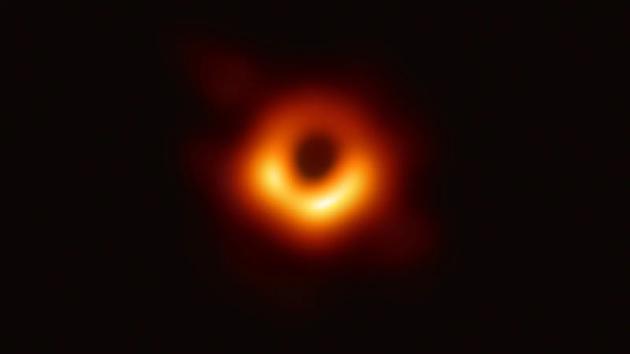 2019年，事件视界望远镜（EHT）捕捉到M87星系中心的超大质量黑洞阴影图像。