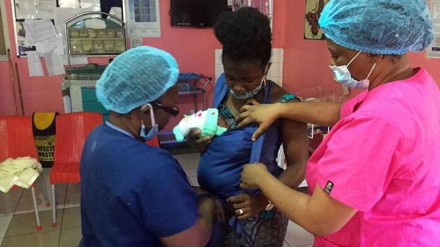 奥乔玛•埃克霍蒙的儿子是一名早产儿。她正在用袋鼠护理法照顾自己的宝宝