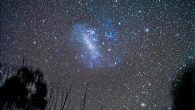 图为用望远镜看到的大麦哲伦云