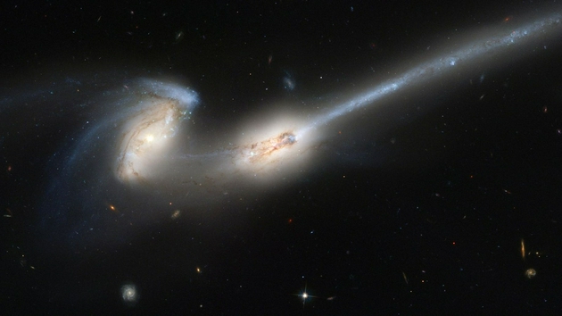 虽然宇宙在不断膨胀，但星系相撞其实颇为常见。