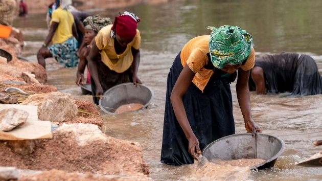 图为刚果人民正在砂石中寻找锡石——生产锡的主要矿石。