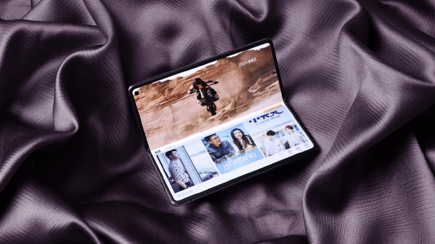 华为玄武钢化昆仑玻璃横空
出生?折叠屏的牢靠性有多主要