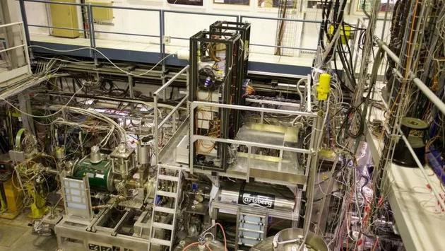 图中是欧洲核子研究中心反氢激光物理仪器(ALPHA)，该仪器将反质子和正电子(电子的反物质对应物)结合在一起，形成一个反氢原子