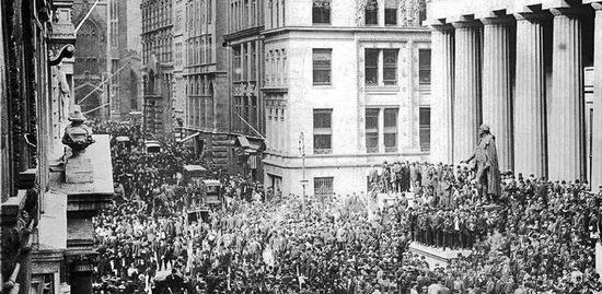 1907年聚集在街头的散户投资者们，图源《每日邮报》