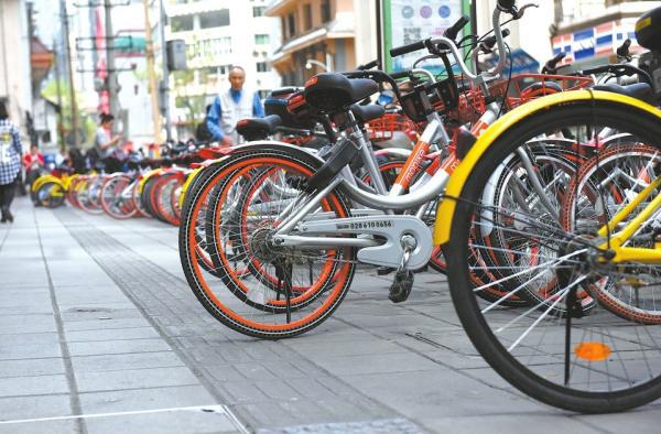 成都华兴街上停放的共享单车。  中国青年网 资料图