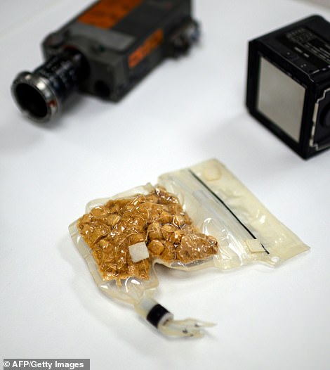 奥尔德林的一袋食物。这袋食物(猪肉、马铃薯和扇贝)和他的“史努比帽”都保存在美国航空航天博物馆的保护实验室里