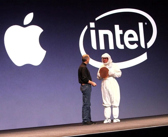 ▲乔布斯（左）与欧德宁（右）宣布英特尔Mac将搭载英特尔芯片